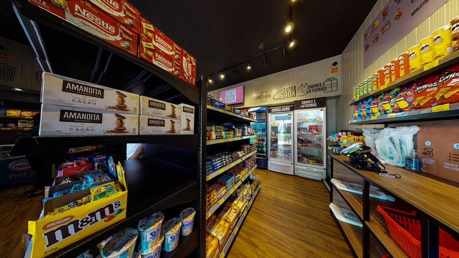 Interior de loja de conveniência com prateleiras e geladeiras