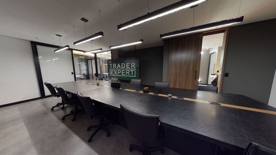Sala de reuniões do escritório Real Capital, com mesa longa